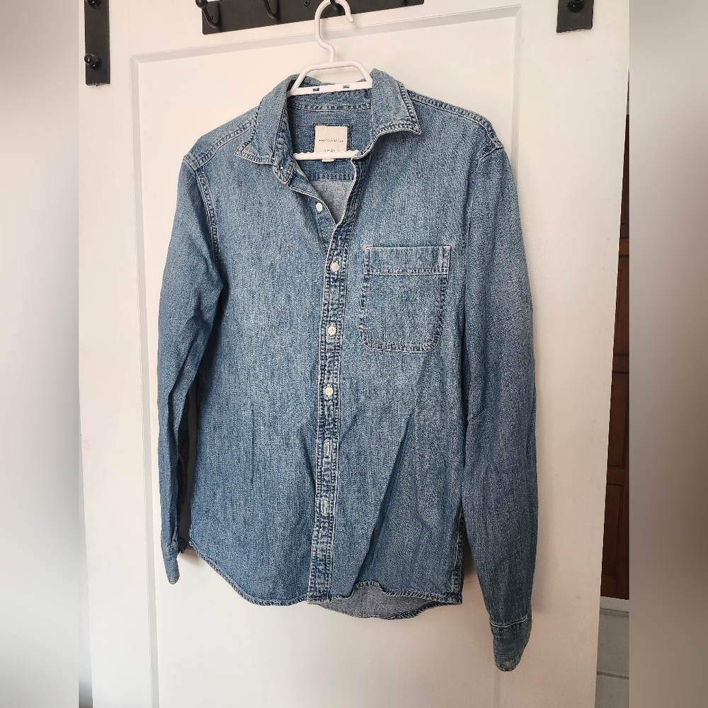 Classic Button-Up Shirt | Chest Pocket | Small/Medium | Lightweight Layering Top